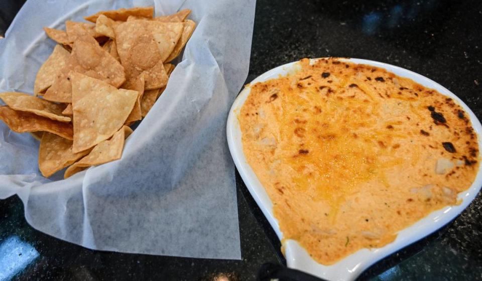 Sam’s buffalo chicken dip and chips is served up at Mad Duck at its newest location at Maple and Copper avenues in north Fresno. CRAIG KOHLRUSS/ckohlruss@fresnobee.com