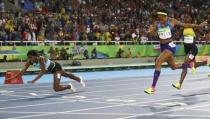 Shaunae Miller (BAH) of Bahamas throws herself across the finish line to win the gold medal ahead of Allyson Felix (USA) of USA and Shericka Jackson (JAM) of Jamaica. REUTERS/Kai Pfaffenbach