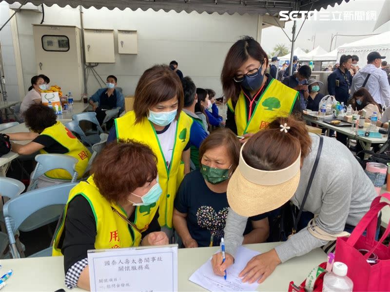 國泰每日逾100位以上志工和服務同仁現場提供暖心服務。（圖／國壽提供）