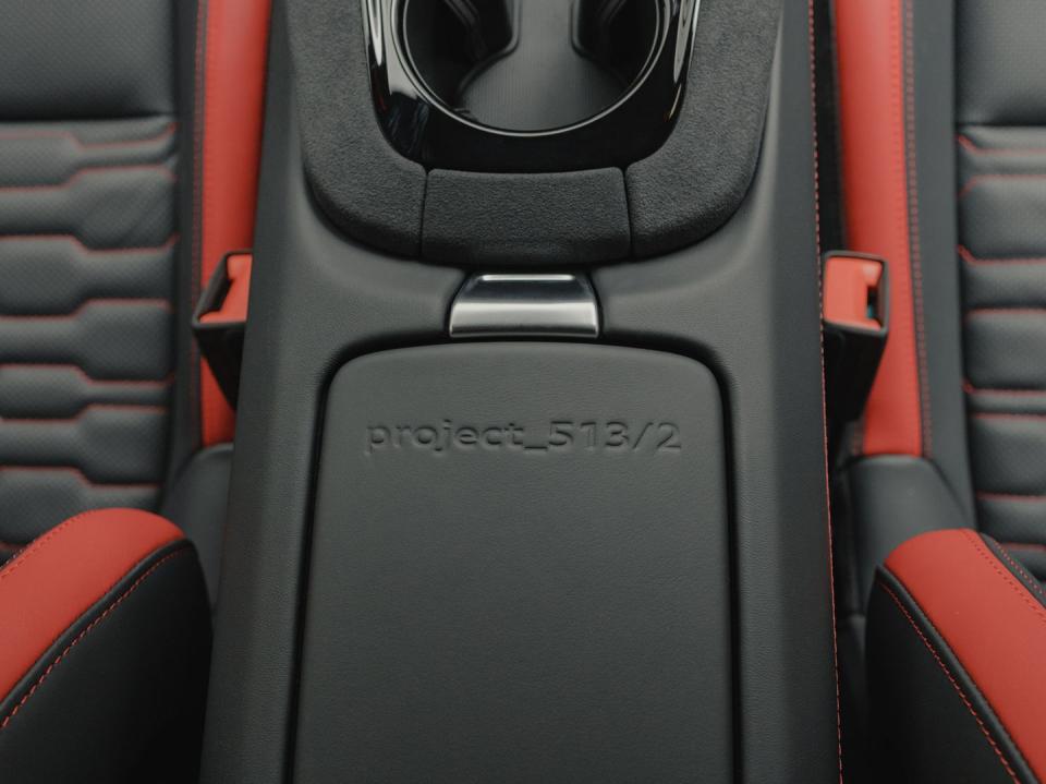 <p>The project_513/2 logo is also embossed into the center armrest, while the screen display includes its own logo indicating the special status.<br></p>