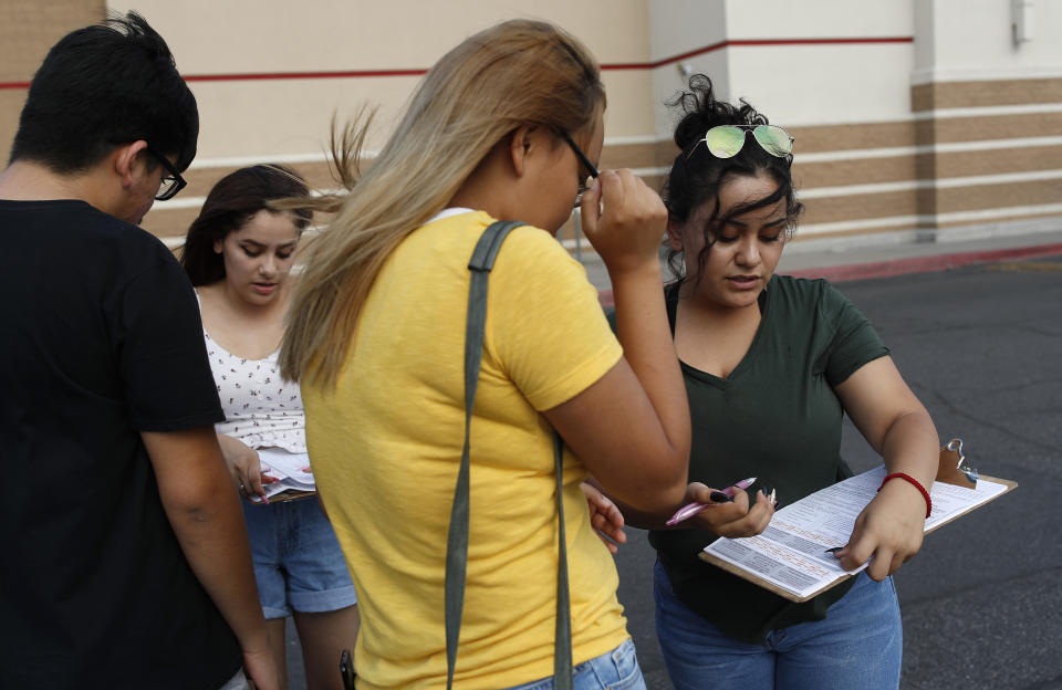 En Nevada y otros estados se realiza una intensa labor de registro de votantes latinos. (AP)