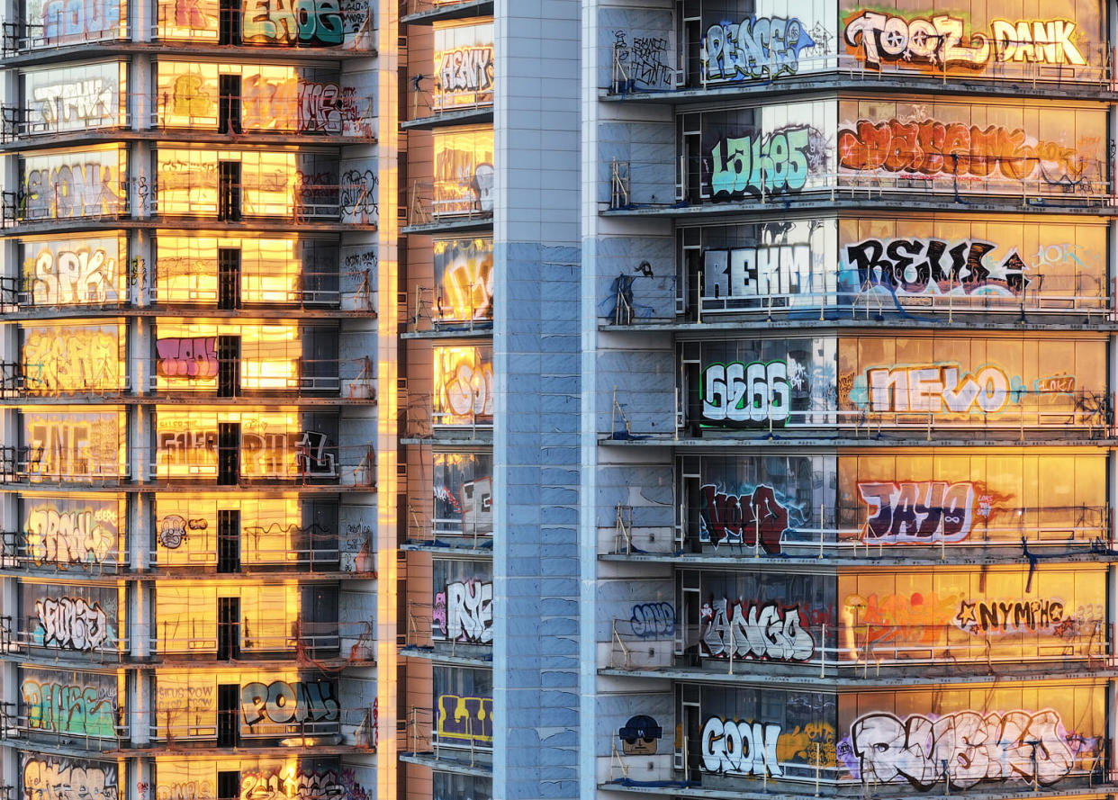 27 Floors Of Unfinished L.A. Luxury Skyscraper Tagged With Graffiti (Mario Tama / Getty Images)