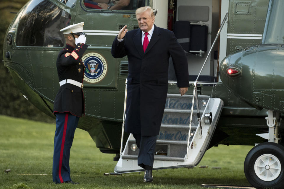 El presidente Donald Trump baja del Marine One en la Casa Blanca en Washington, el lunes 15 de abril del 2019, tras llegar de Minnesota. (AP Foto/Andrew Harnik)