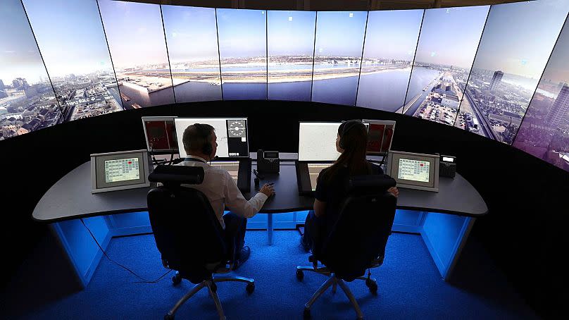 Personal de National Air Traffic Services en una demostración en la sala de operaciones de National Air Traffic Services en Swanwick sur de Inglaterra, mayo de 2017.