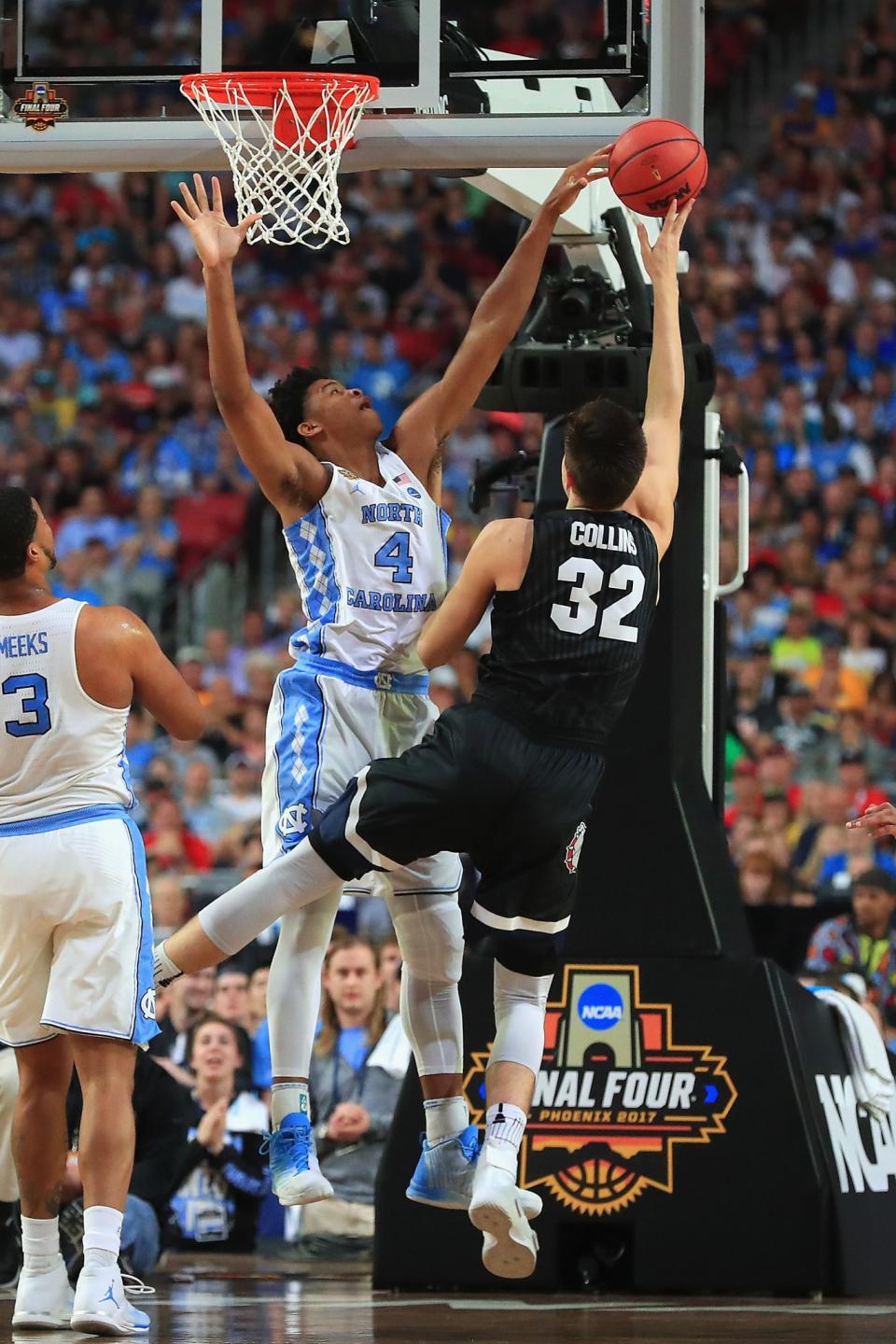 <p>Zach Collins #32 of the Gonzaga Bulldogs shoots against Isaiah Hicks #4 of the North Carolina Tar Heels in the first half during the 2017 NCAA Men’s Final Four National Championship game at University of Phoenix Stadium on April 3, 2017 in Glendale, Arizona. (Photo by Ronald Martinez/Getty Images) </p>