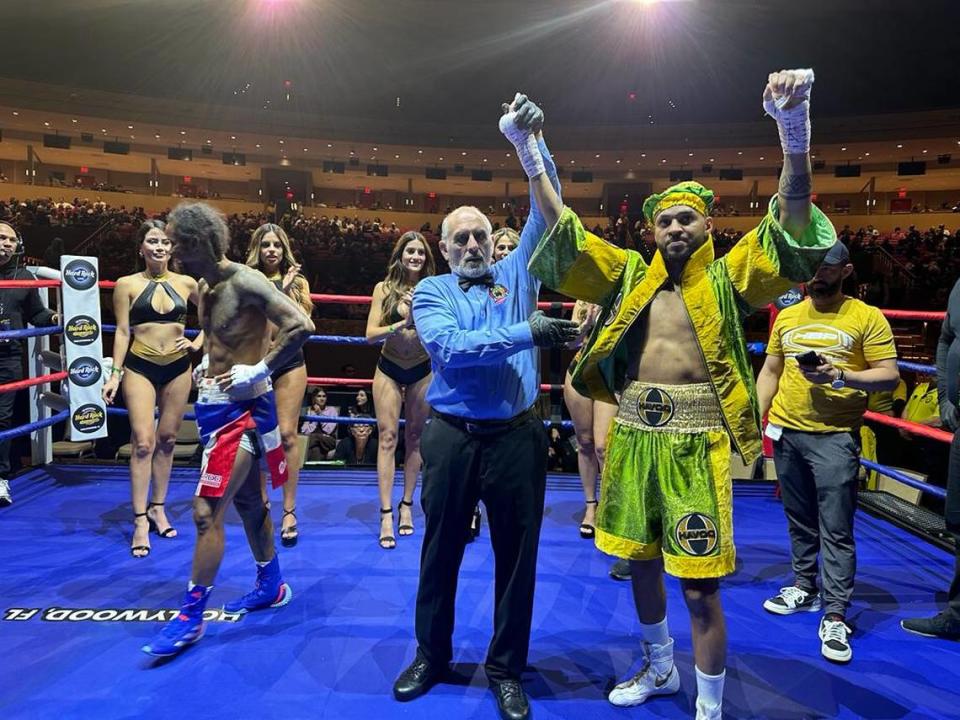 Armando Martínez no decepcionó cuando desató un ataque despiadado al punto que su oponente el experimentado guerrero dominicano como Braulio Rodríguez no salió para el tercer asalto.