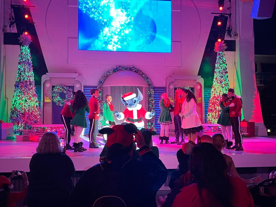 santa stich holiday show at magic kingdom