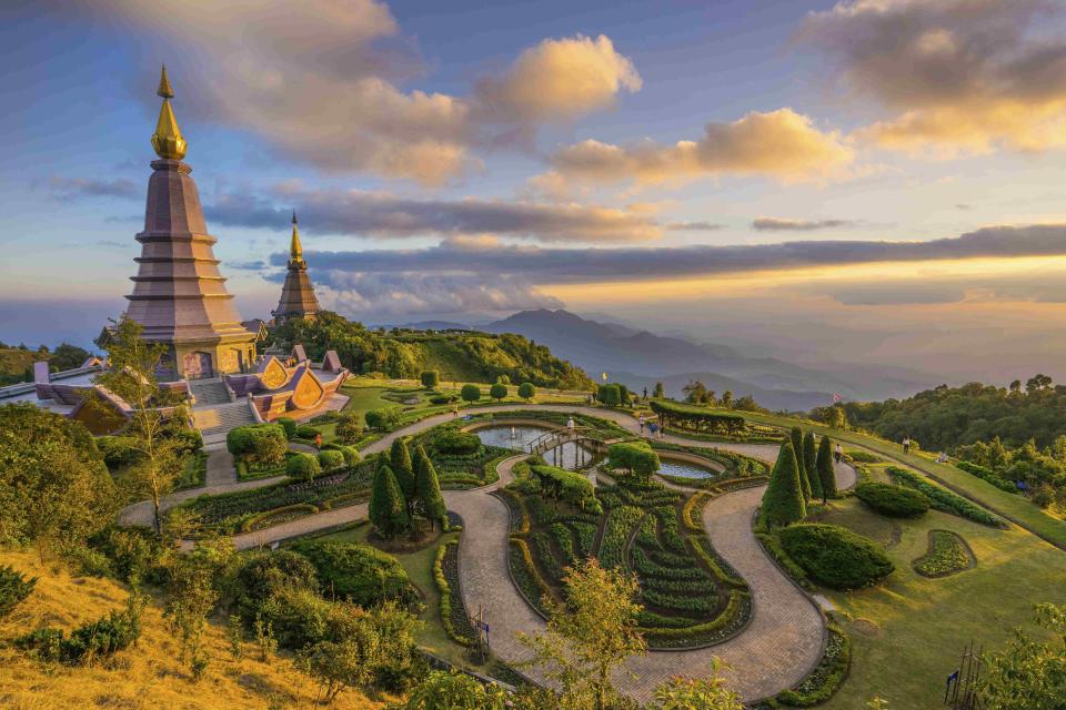 <h3>2.泰國清邁</h3> <p>登上泰國北部的清邁，可以看見絢麗的雲彩間映襯著一座歷史悠久的古城，喜歡四處探險的旅人們，不妨為自己安排一趟充滿異國風情的古蹟與寺廟巡禮，用雙眼親自見證獨樹一幟的南洋風格景緻。</p> <cite>Booking.com</cite>