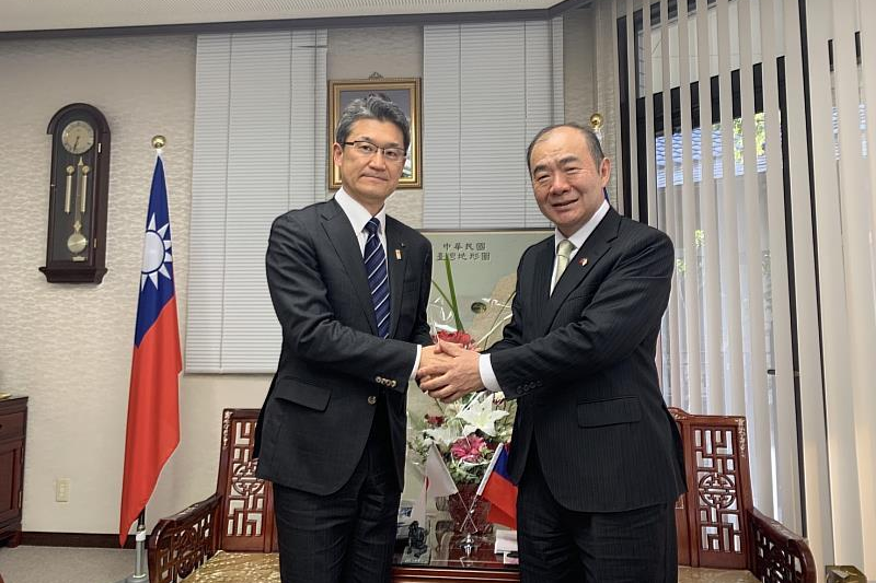 宮崎縣河野俊嗣知事(左)親自拜會駐福岡辦事處陳銘俊處長，表達對臺灣地震災情的關切與慰問 (外交部提供)