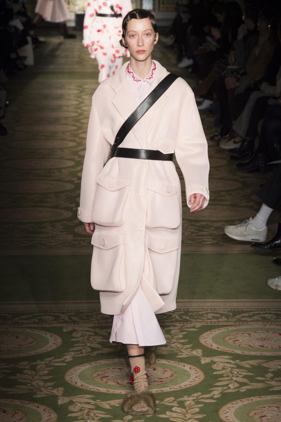 <p>Simone Rocha A model walks the runway at Simone Rocha’s Fall 2017 show in London (Photo: Getty Images) </p>