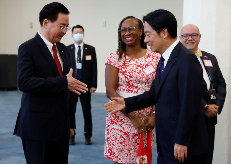 El vicepresidente de Taiwán, William Lai, le da la mano al ministro de Relaciones Exteriores de Taiwán, Joseph Wu, en el Aeropuerto Internacional de Taoyuan antes de su partida a Estados Unidos para una escala en Nueva York en su camino a Paraguay, en Taoyuan, Taiwán