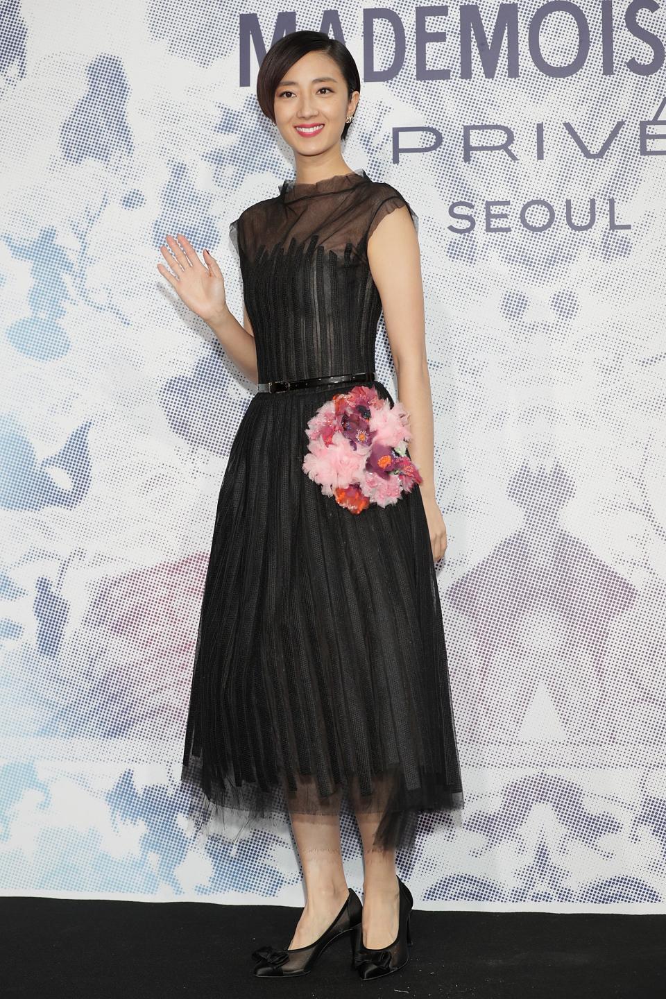 <h3>粉漾焦點</h3> <p>桂綸鎂身穿Chanel 2015年春夏高訂系列的黑紗禮服出席在首爾舉辦的Chanel《Mademoiselle Privé》展覽。禮服上不對稱的紋路及腰間下的精美花朵刺繡為一身黑的造型點亮目光焦點。</p> <cite>Getty Images</cite>