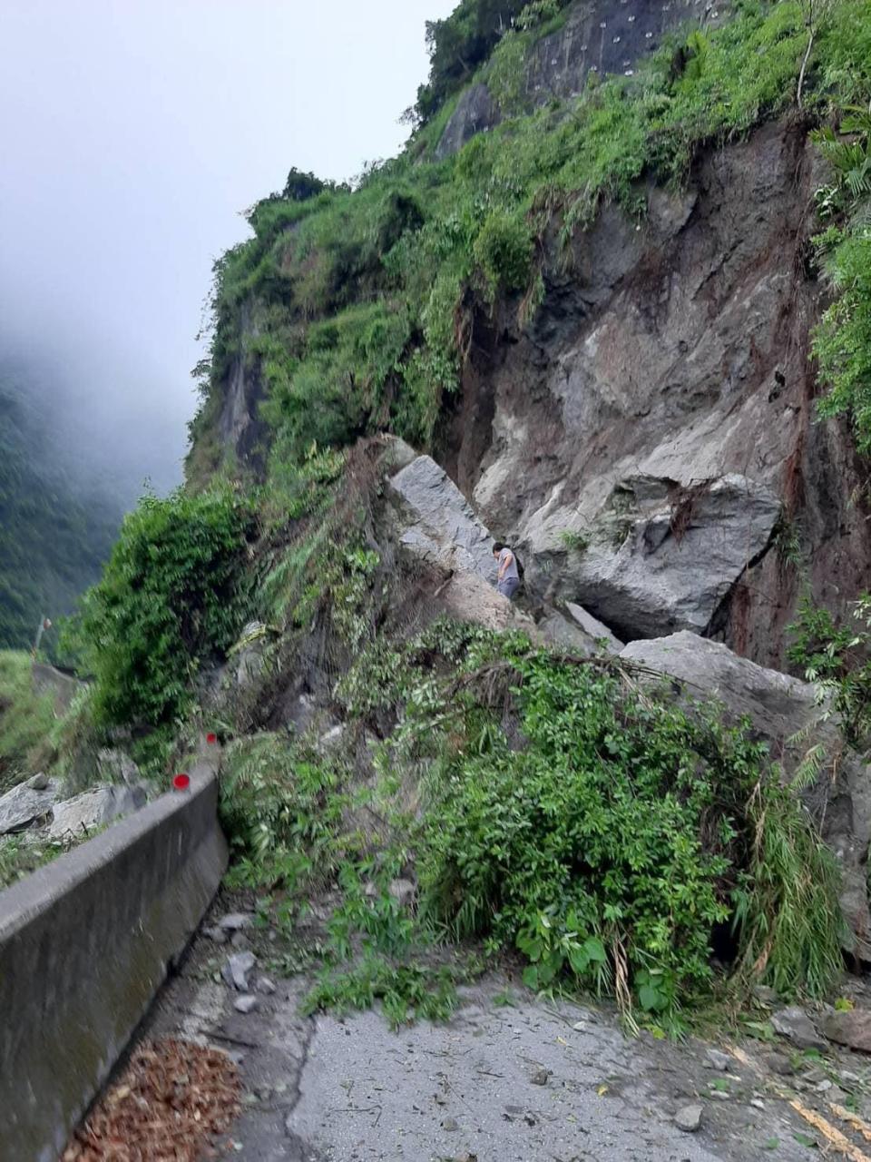 東富公路土石坍方，致道路無法通行。   圖：台東縣警察局成功分局／提供