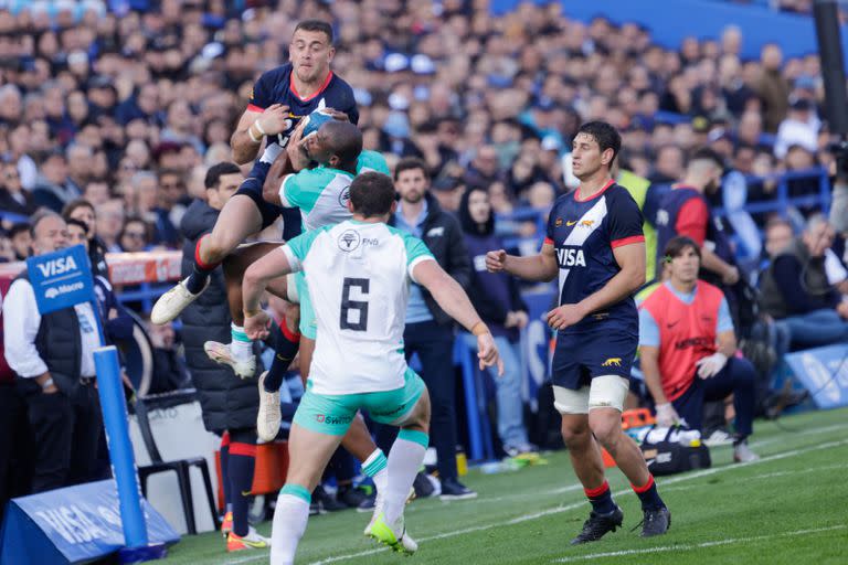 Emiliano Boffelli disputa una pelota área; los argentinos no entusiasmaron a los 40.000 espectadores que hubo en el estadio de Vélez.