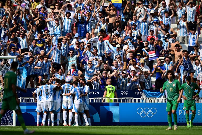 El festejo de los jugadores argentinos en el estadio de Lyon, en la victoria sobre Irak por 3-1; el equipo olímpico sumó sus primeros tres puntos.