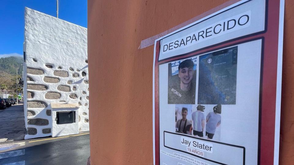 A poster asking, in Spanish, for information on missing Jay Slater 