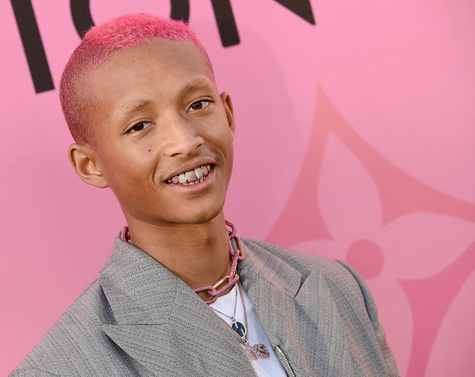 Con el pelo teñido de rosa y una dentadura de oro y diamantes, así apareció el hijo de Will Smith y Jada Pinkett Smith en la inauguración de la nueva exposición de Louis Vuitton. (Foto: Gregg DeGuire / Getty Images)