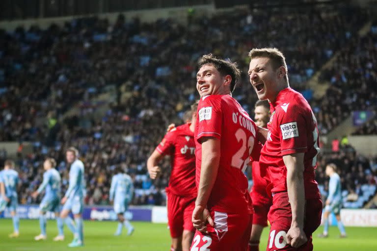 Thomas O'Connor, de Wrexham, festeja uno de los goles de Wrexham, el equipo más hollywoodense del fútbol inglés, ante Coventry