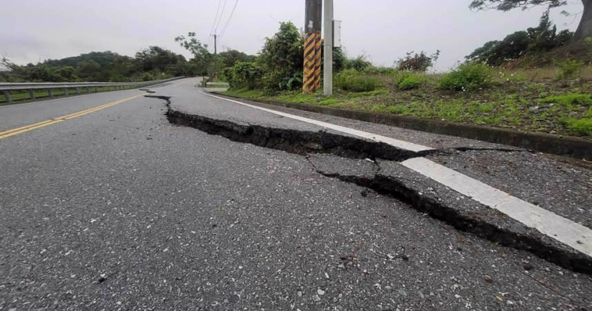 台30線玉長公路，因為地震竟出現長達100米的龜裂。（圖／民眾提供）