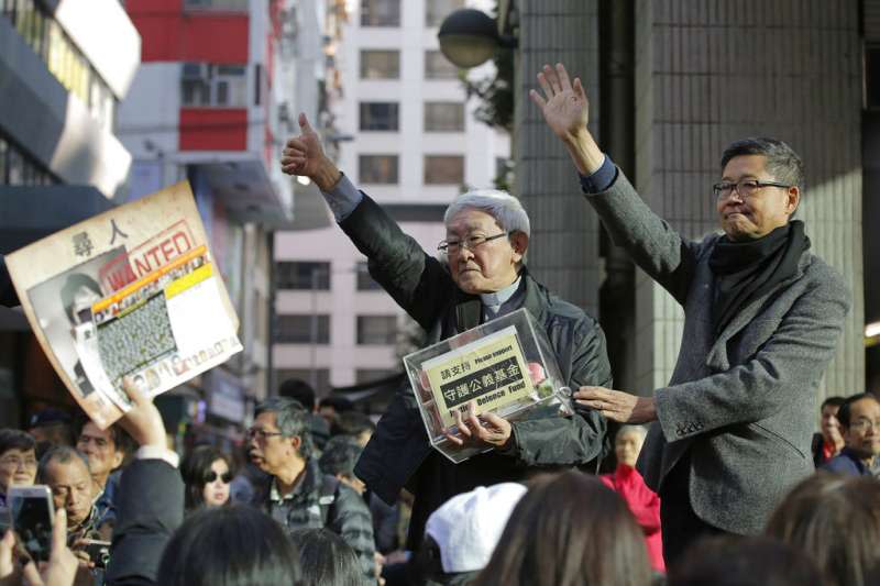 2019年1月1日，香港組織「民主人權陣線」（民陣）舉辦「香港未完蛋，希望在民間」遊行，香港榮休主教陳日君（右二）與占中發起人之一的陳健民（右一）。（AP）