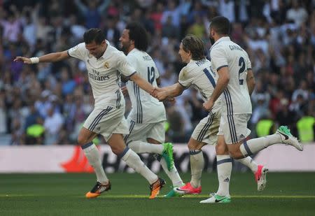 Football Soccer - Spanish La Liga Santander - Real Madrid v Atletico Madrid - Santiago Bernabeu Stadium, Madrid, Spain - 08/04/17 - Real Madrid's Pepe celebrates with team mates after scoring a goal. REUTERS/Sergio Perez