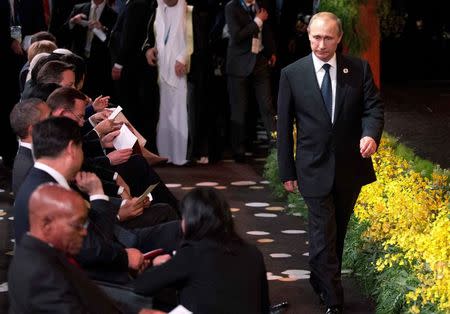 Russia's President Vladimir Putin (R) arrives at the "Welcome to Country" ceremony at the G20 summit in Brisbane November 15, 2014. REUTERS/Mark Baker/Pool