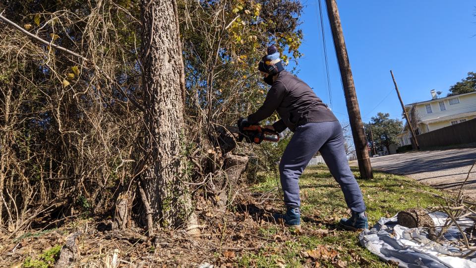 Using the BLACK + DECKER 40V MAX 12-inch Cordless Chainsaw