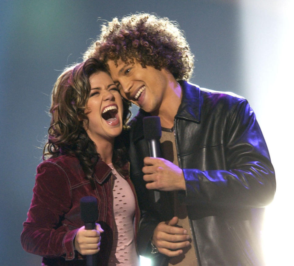 Kelly Clarkson and Justin Guarini onstage