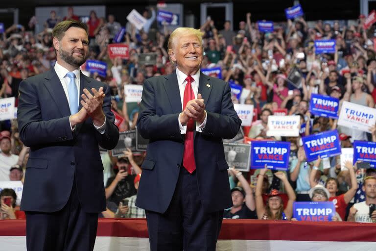 El candidato republicano a la presidencia, el ex presidente Donald Trump, y el candidato republicano a la vicepresidencia, el senador republicano por Ohio JD Vance, llegan a un acto de campaña, el sábado 20 de julio de 2024, en Grand Rapids, Michigan