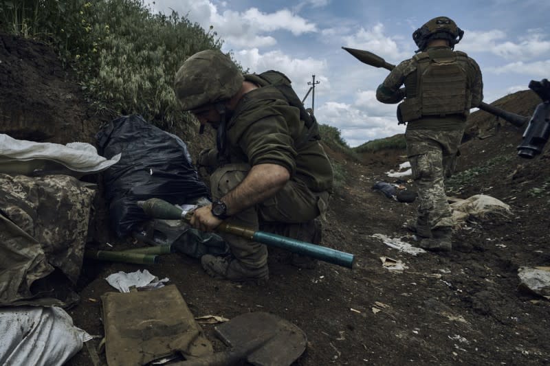 2023年5月22日，巴赫姆特附近的烏克蘭士兵準備對俄軍發射火箭彈。（美聯社）