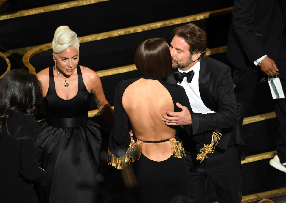 Nach dem romantischen Duett mit Filmpartnerin Lady Gaga bekam Bradley Cooper einen Kuss von seiner Freundin. (Bild: Getty Images)