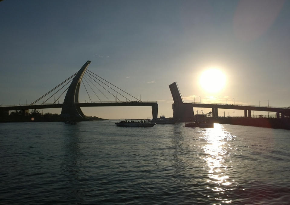 大鵬灣(Photo Credit: jla923 @pixabay.com, License CC0，圖片來源：https://pixabay.com/zh/photos/taiwan-pingtung-%E9%B5%AC-%E7%81%A3-cross-sea-bridge-1576444/)