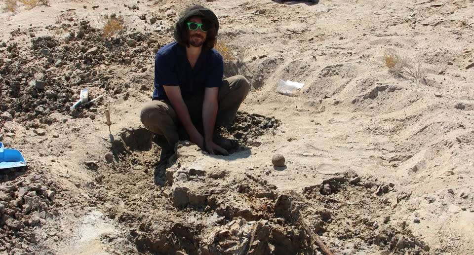 Dr. Isaac Kerr untersucht die alten Überreste am Lake Callabonna. Quelle: Flinders University
