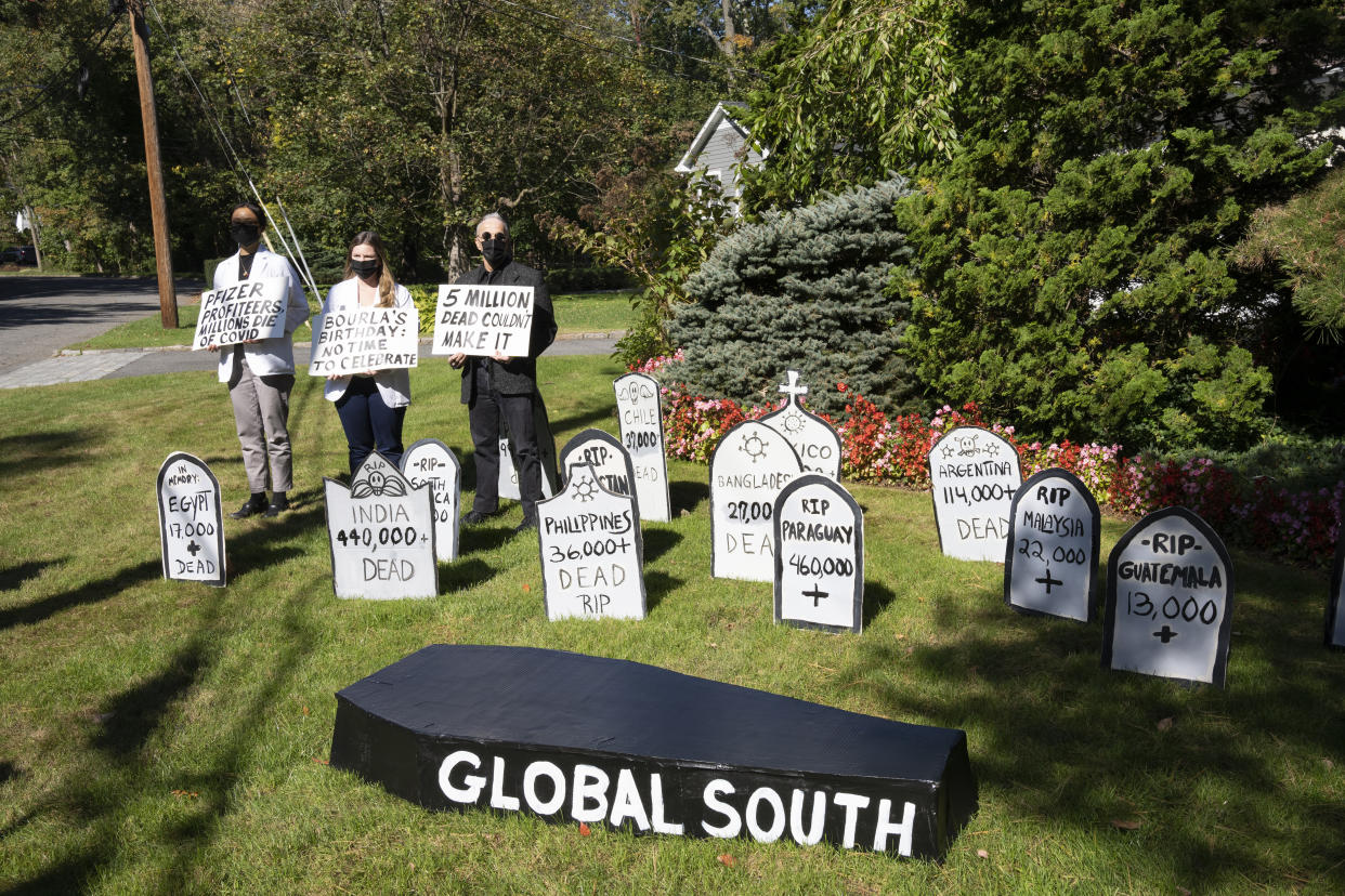 Una manifestación a favor de hacer la vacuna de Pfizer contra la COVID-19 más accesible para los países pobres en Scarsdale, Nueva York, el 21 de octubre de 2021. Mientras el mundo se recupera de la pandemia, las desigualdades no hacen más que ampliarse, entre los países y dentro de estos. (James Estrin/The New York Times).