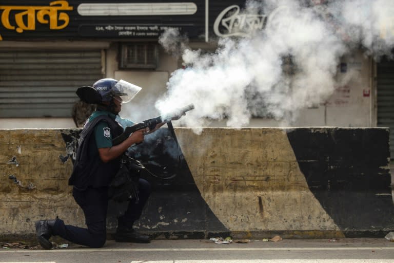 Un policía de Bangladés dispara gases lacrimógenos para dispersar manifestaciones de estudiantes en Daca, el 19 de julio de 2024 (Abu SUFIAN JEWEL)