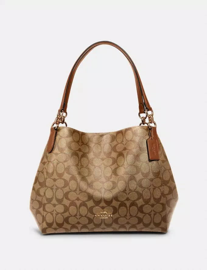 Bolso Hallie con emblema de la marca (Imagen de Coach Outlet).