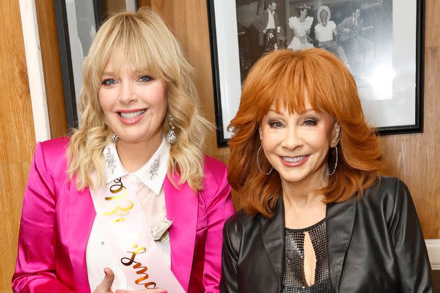 <p>Jason Kempin/Getty</p> Melissa Peterman and Reba McEntire