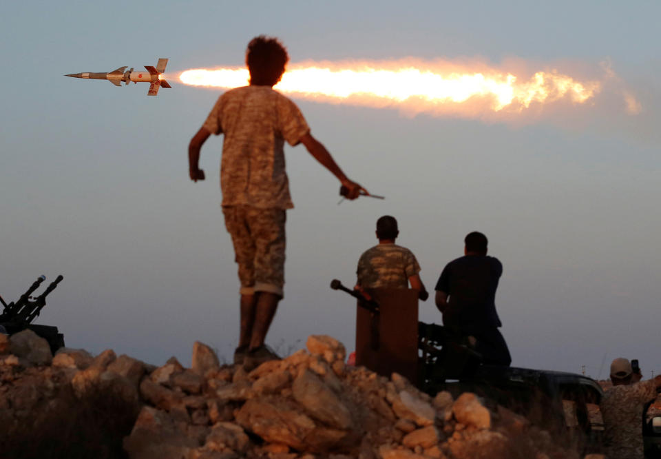 Libyan forces fire on IS fighters