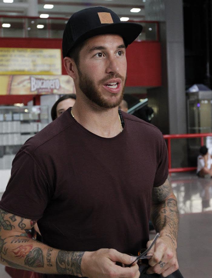 El futbolista español del Real Madrid Sergio Ramos camina hoy, lunes 15 de junio del 2015, tras su llegada La Habana para visitar proyectos de Unicef en la isla. Ramos declinó dar detalles de su agenda en el país caribeño. Ramos, embajador de buena voluntad de Unicef, visita la isla caribeña por primera vez, donde estará &quot;unos pocos días&quot;, según dijo el futbolista. EFE/Ernesto Mastrascusa