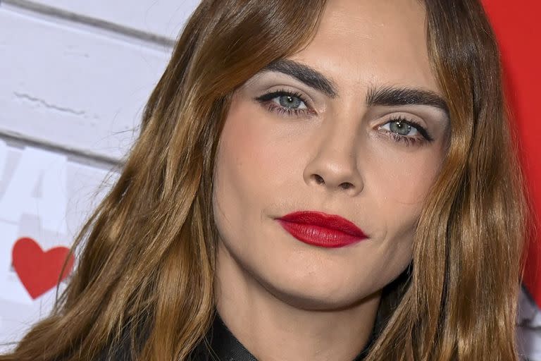 Tras semanas de preocupación por su estado de salud, Clara Delevingne sorprendió con un deslumbrante look en la Semana de la Moda de París