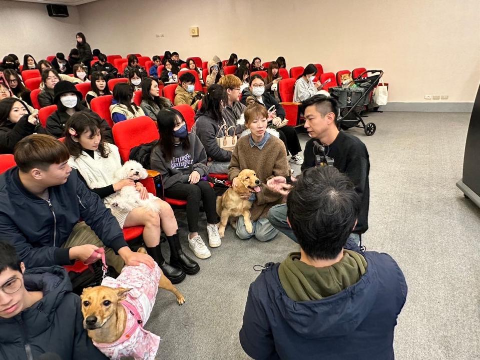 熊爸很親切，蹲在地上和學生講解寵物行為的故事。（台北海大提供）