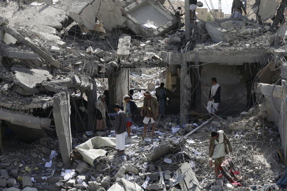 Houthi militants gather on the rubble of the offices of the education ministry's workers union, destroyed by Saudi-led air strikes, in Yemen's northwestern city of Amran August 19, 2015. A Saudi-led Arab coalition has been bombarding the Iranian-allied Houthi rebel movement - Yemen's dominant force - since late March in a bid to reinstate exiled President Abd-Rabbu Mansour Hadi, who has fled to Riyadh. REUTERS/Khaled Abdullah