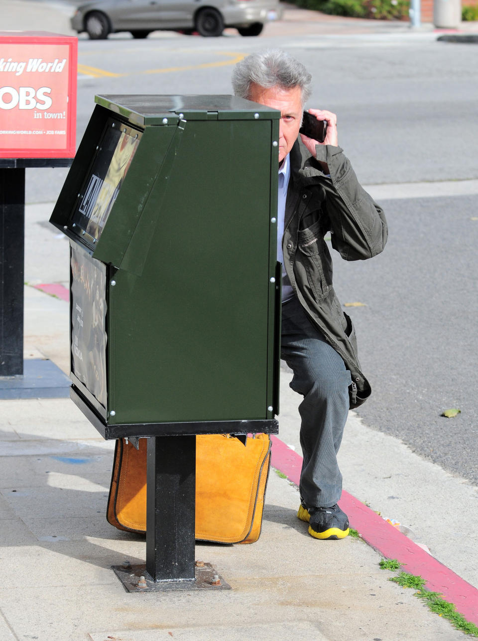 Kaum zu sehen. Dustin Hoffman wird fast eins mit seiner Umgebung. (Bild: Splash News)