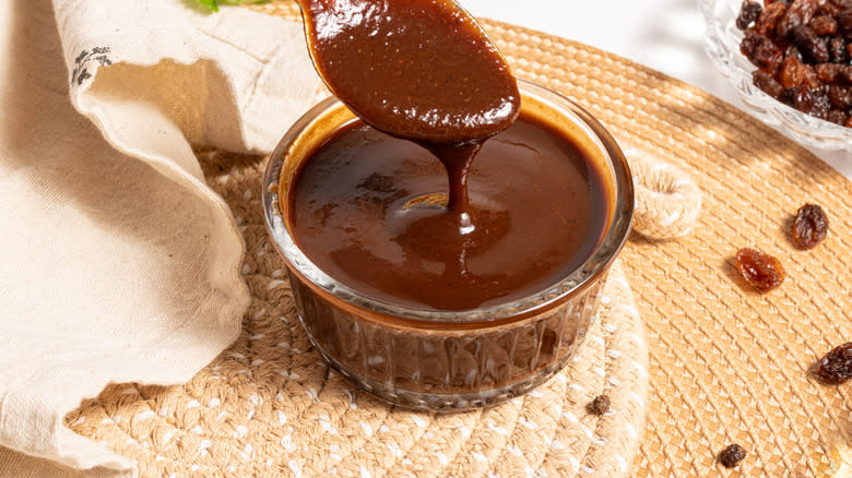 brown sauce in bowl 