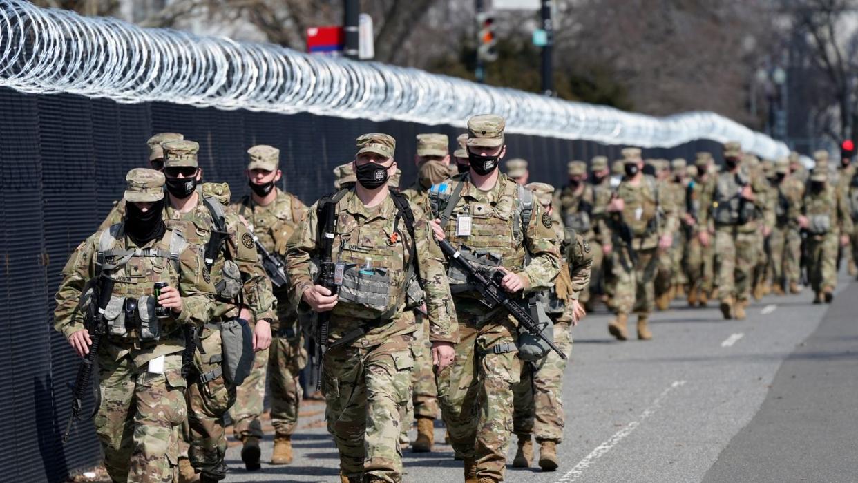 Soldaten der Nationalgarde patrouillieren entlang eines Sicherheitszauns vor dem US-Kapitol in Washington.