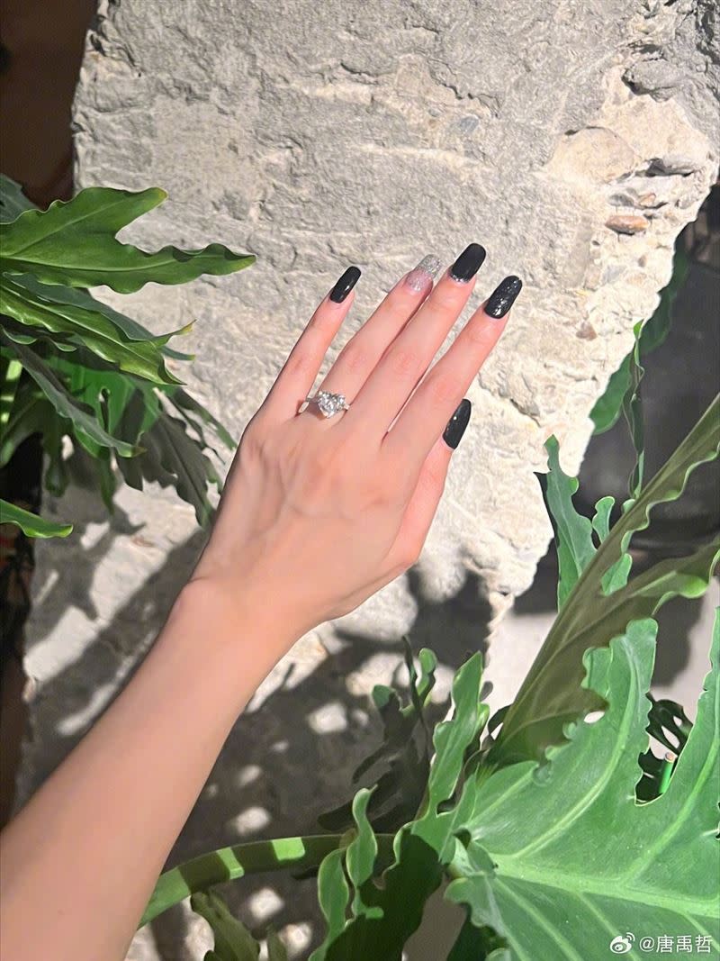 蘇小軒左手戴著求婚鑽戒。（圖／翻攝自微博）