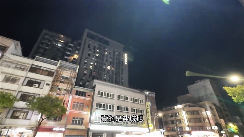 Sean在高雄發現有一棟住宅大樓叫「鹽埕序」，讓他搞笑模仿言承旭拍《流星雨》MV。（圖／翻攝自Sean的世界 TV YouTube）