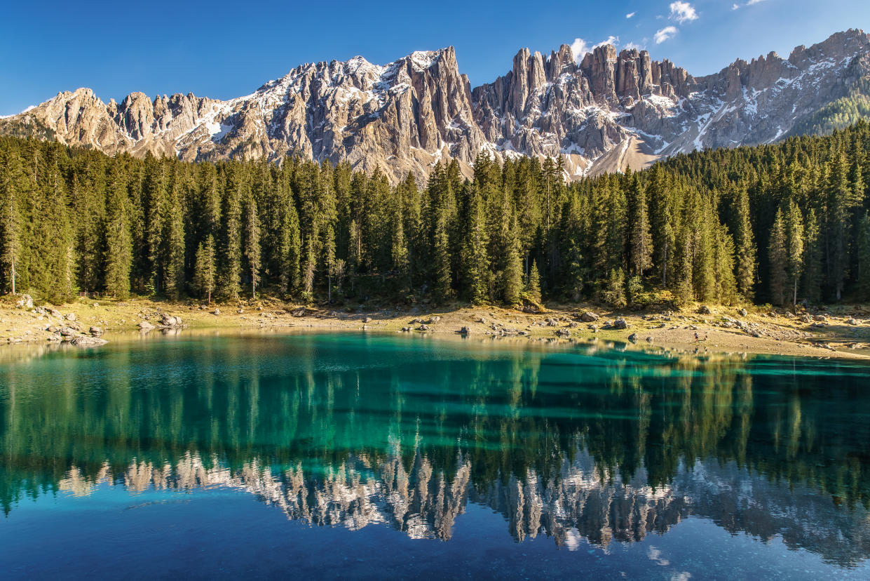 Der Karersee in Südtirol. Der Region ist für ihre Natur beliebt. Doch nicht immer verhalten sich Tourist*innen ihr gegenüber rücksichtsvoll