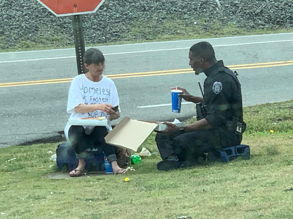 North Carolina police officer Micheal Rivers sat down to have lunch with a homeless woman. Source: Facebook/Cassie Barnes/Chris Barnes