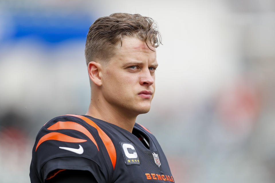 17 September 2023;  Cincinnati, Ohio, AS;  Quarterback Cincinnati Bengals Joe Burrow (9) berdiri di lapangan selama pemanasan sebelum pertandingan melawan Baltimore Ravens di Baycor Stadium.  Kredit Wajib: Katie Stratman-USA TODAY Sports